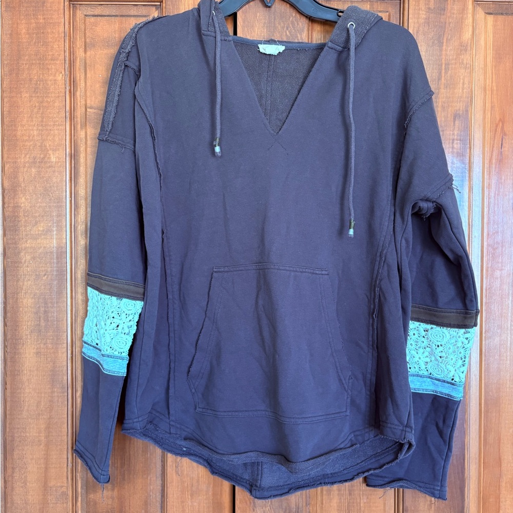 Hem & Thread Women's Navy and Lace Hoodie